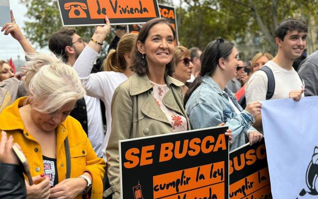 La portavoz del PSOE en el Ayuntamiento de Madrid, Reyes Maroto, se manifiesta por la vivienda