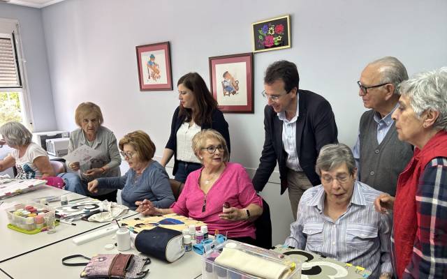 Miguel Ángel Recuenco visita a los mayores de la ciudad mientras realizan un taller terapéutico de manualidades