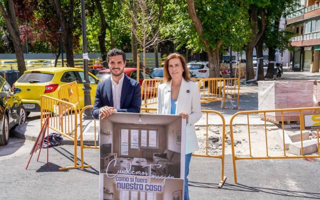 El alcalde, Alejandro Navarro Prieto, y la funcionaria de carrera del Consistorio e ingeniera de caminos, canales y puertos, Mercedes Tomé, presentan el Plan Cuidemos Torrejón