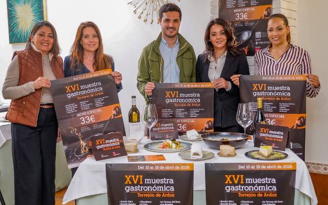 El alcalde, Alejandro Navarro Prieto, acompañado por la secretaria general de UNICEM, Carolina Santana, por Vanesa Calvo, de la Asociación de Comerciantes de la Zona Centro, la representante de EMU, Claudia Sánchez, y la propietaria del establecimiento donde se ha presentado el certamen, Marinela Priboi