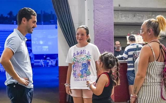 El alcalde de Torrejón de Ardoz, Alejandro Navarro, asiste a una de las sesiones del cine de verano de la localidad en la plaza de toros