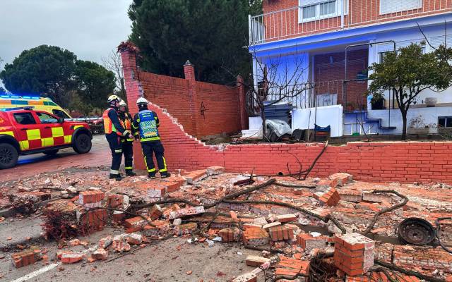Dos peatones heridos al derrumbarse un muro de 20 metros cuadrados de un chalet en Getafe