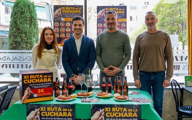 El alcalde, Alejandro Navarro Prieto, en la presentación de la XI edición de la Ruta de la Cuchara junto al propietario del Bar Juanito, Stefan Petrache, el vicepresidente de UNICEM, Rubén Campos, y Vanesa Calvo de la Asociación de Comerciantes de la Zona Centro