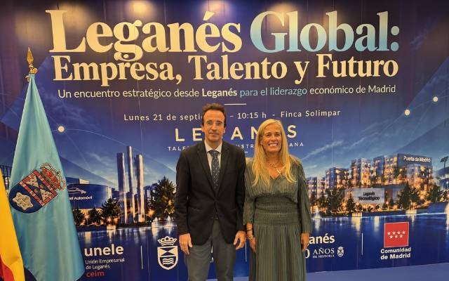 El alcalde, Miguel Ángel Recuenco, junto a la Consejera de Economía, Hacienda y Empleo de la Comunidad de Madrid, Rocío Albert, en el III Encuentro Leganés Global