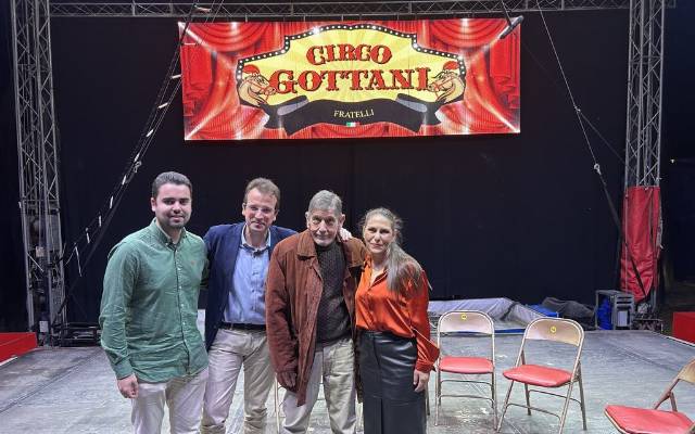 El alcalde del municipio, Miguel Ángel Recuenco, y la concejala de Seguridad Ciudadana, Aldmudena González, junto al mítico Fofito en la presentación de la Gala Benéfica del Circo Gottani