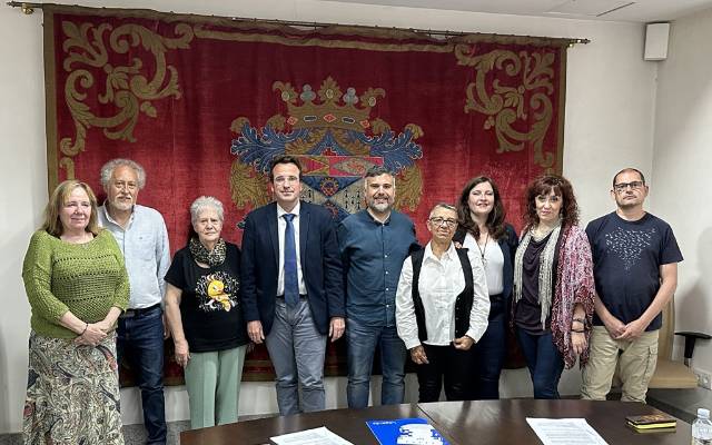 El alcalde, Miguel Ángel Recuenco (PP), el primer teniente de Alcalde, Carlos Delgado (ULEG), y el presidente de la FLAV, Fidel Gozalo, firman un acuerdo sobre las inversiones en la ciudad con los 50 millones de superávit municipal