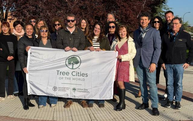 Representantes del Consistorio con el reconocimiento ‘Tree Cities of the World’