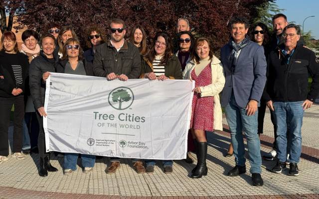 Representantes del Consistorio con el reconocimiento ‘Tree Cities of the World’