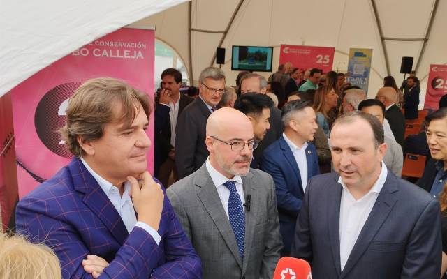 El delegado del Gobierno en Madrid, Francisco Martín, junto al alcalde de Fuenlabrada, Javier Ayala, visitan el cerro de La Cantueña