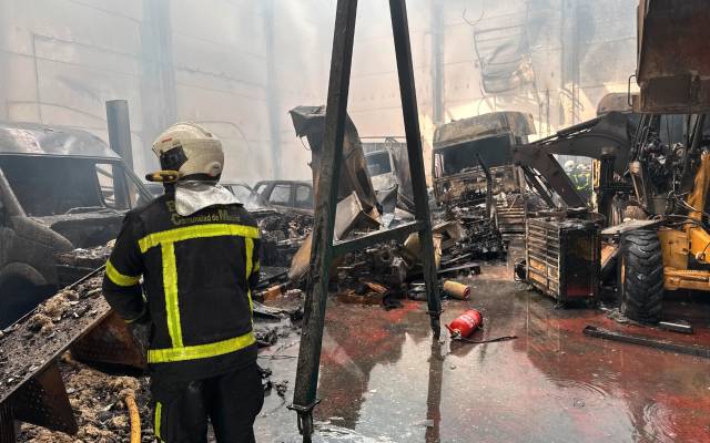 Un incendio en una taller mecánico de camiones de Getafe genera una gran columna de humo