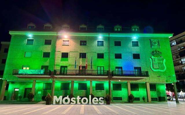 Foto archivo de la fachada del Ayuntamiento iluminada de verde “con motivo del Día Mundial contra el Cáncer”