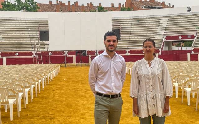 El alcalde Alejandro Navarro Prieto, y la concejala de Igualdad y Festejos, María Eugenia Gil, en la Plaza de Toros, lugar donde se celebra el Cine de Verano