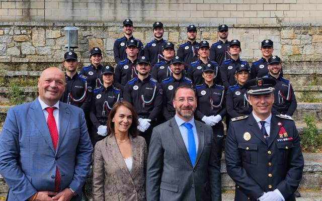 El alcalde de Colmenar Viejo, Carlos Blázquez Rodríguez, la primera teniente de alcalde y concejal de Recursos Humanos, Belén Colmenarejo Collado, y el concejal de Seguridad Ciudadana, Jesús Fernández Fuillerat, en la graduación de policías