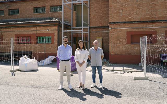 El alcalde de Torrejón de Ardoz, Alejandro Navarro Prieto, y el primer teniente de alcalde, Valeriano Díaz, junto a la presidenta de Torrafal, Genoveva Pérez, visitan las obras del ascensor de la sede social