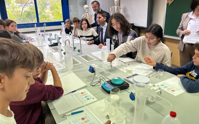 El consejero Emilio Viciana, durante la visita a un colegio en Daganzo