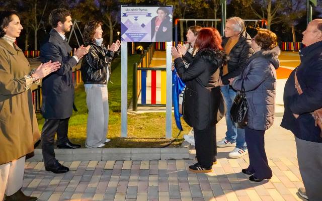 El alcalde de Torrejón de Ardoz, Alejandro Navarro Prieto, Mari Paz López, madre de Adrián, y la concejala de Medio Ambiente, Esperanza Fernández, visitan la Zona infantil Adaptada