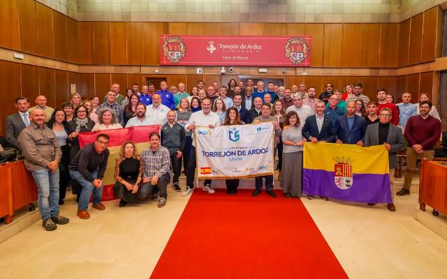 El alcalde Alejandro Navarro Prieto, y la concejala de Deportes y Turismo, Miriam Gutiérrez, con los representantes de los clubes y entidades deportivas de la ciudad en el acto de reconocimiento público a su gran labor