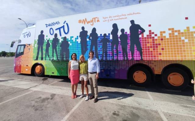 La alcaldesa, Rocío García Alcántara, en la presentación del autobús itinerante ‘Drogas o Tú’, junto a los concejales de Bienestar Social y Juventud, Concha Villalón y Félix Casanova