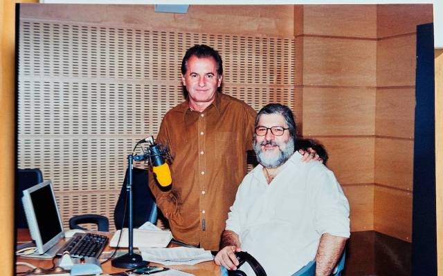 Foto de archivo del periodista con Víctor Manuel