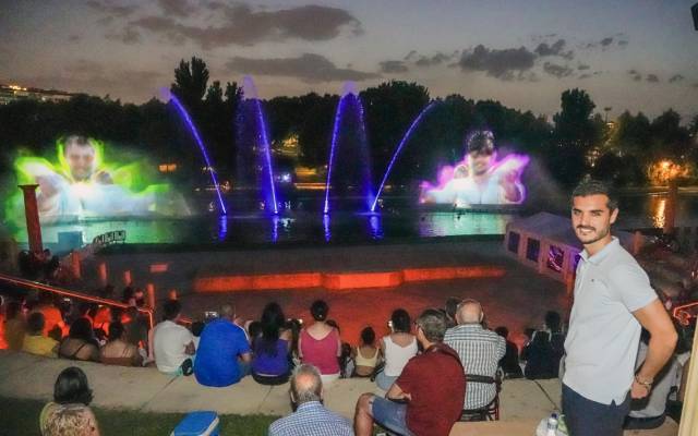 El alcalde, Alejandro Navarro Prieto, visitando el Espectáculo Fuente del Parque Europa