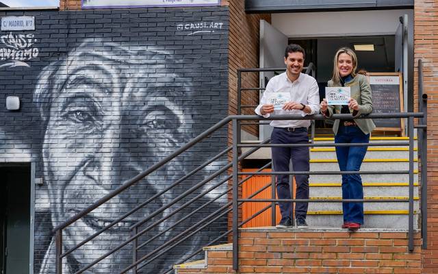 El alcalde, Alejandro Navarro Prieto y la concejala de Mayores, Ana Verónica González, presentando estos espacios en el Centro de Mayores de la calle Madrid