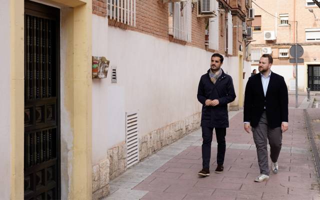 El alcalde, Alejandro Navarro Prieto, junto al concejal de Urbanismo, Vivienda y Juventud, Víctor Miranda