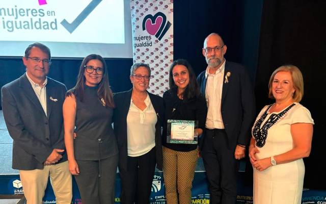 Recogiendo el premio