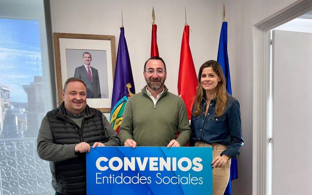 El alcalde de Colmenar Viejo, Carlos Blázquez Rodríguez, y la concejal de Política Social, Isabel Álvarez Díaz, firman un convenio con la Asociación San José