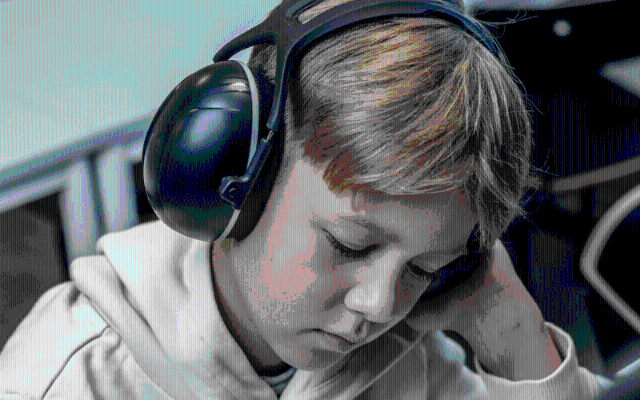 Imagen de recurso de un niño con cascos antirruido