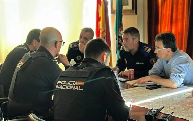 El acalde de Leganés, Miguel Ángel Recuenco, junto a agentes de Policía Nacional