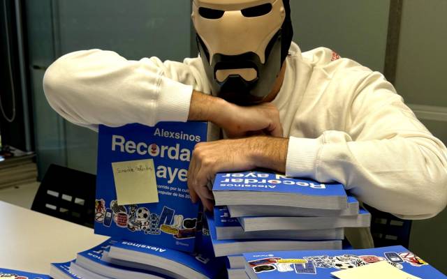 El autor, con varios ejemplares de su libro ‘Recordar el ayer’