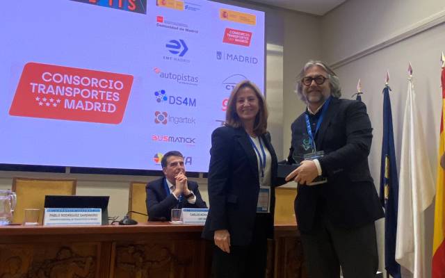 El director gerente del Consorcio Regional de Transportes (CRTM), Pablo Rodríguez, recoge los premios otorgados a la Comunidad por la Asociación de Sistemas Inteligentes de Transporte de España