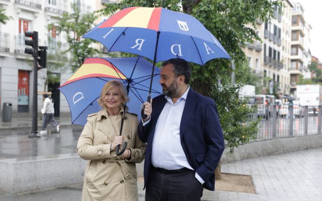 La delegada de Obras y Equipamientos, Paloma García Romero, y el concejal de Centro, Carlos Segura, visitan el espacio