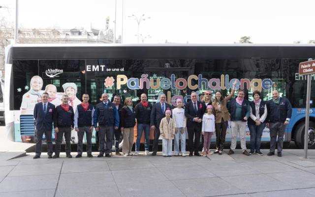 Miembros de EMT y Fundación Aladina en la presentación de la campaña ‘Pañuelo Challenge’