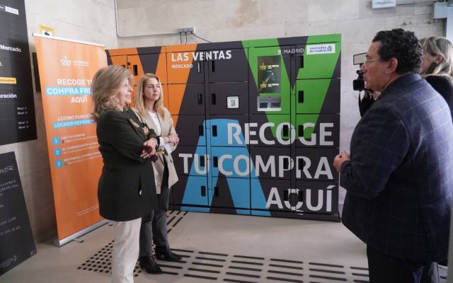 La delegada de Economía, Innovación y Hacienda, Engracia Hidalgo, acompañada por la concejala de Ciudad Lineal, Nadia Álvarez, durante su visita por las nuevas instalaciones del Mercado de Las Ventas