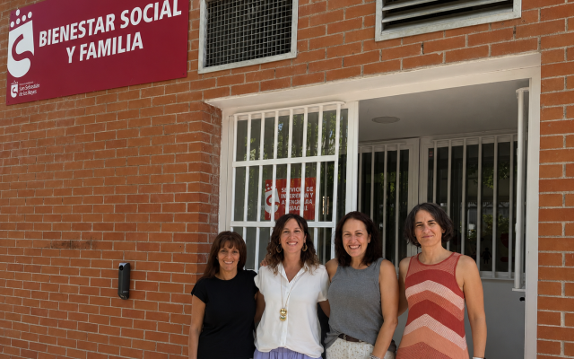Parte del equipo de Gobierno municipal en la puerta de la sede de Bienestar Social y Familia