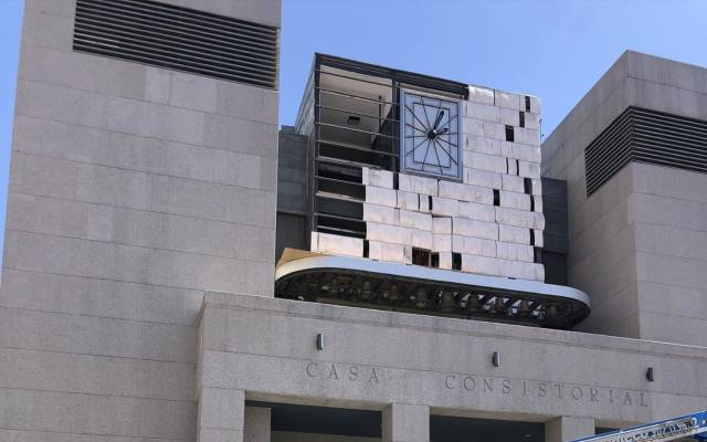 Sustitución de placas de alabastro del reloj de la fachada del Consistorio
