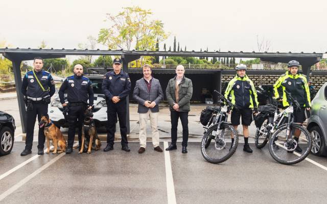 El alcalde de Tres Cantos, Jesús Moreno, y el concejal de Seguridad, Mario Arancón, junto a las nuevas unidades de la Policía Local