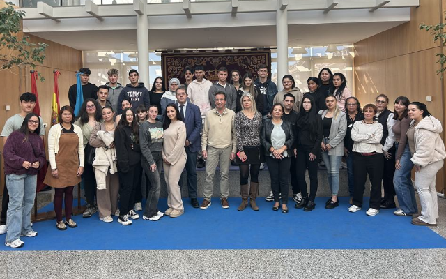 El alcalde de Leganés, Miguel Ángel Recuenco, y el concejal de Empleo, José Marín, reciben a los nuevos trabajadores que se incorporan al Consistorio mediante programas regionales de Empleo y Formación