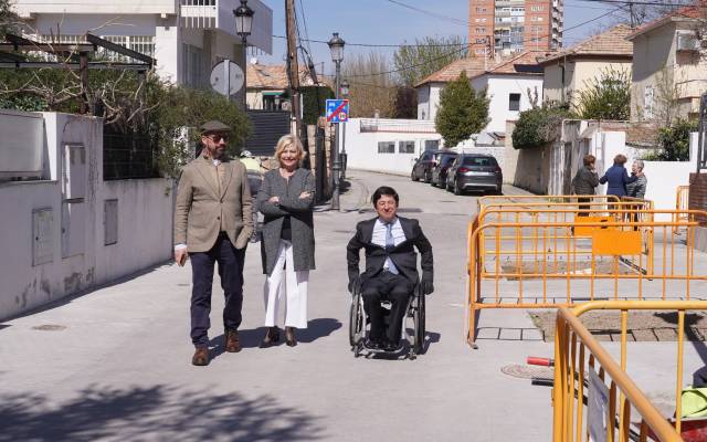 La delegada de Obras y Equipamientos, Paloma García Romero, acompañada por el concejal de Moncloa-Aravaca, Borja Fanjul, visita el entorno