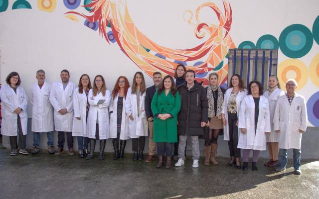 La concejala de Salud, Virginia Benito, junto al alcalde, Miguel Ángel Recuenco, con la plantilla del Centro de Tratamiento de Adicciones de la ciudad