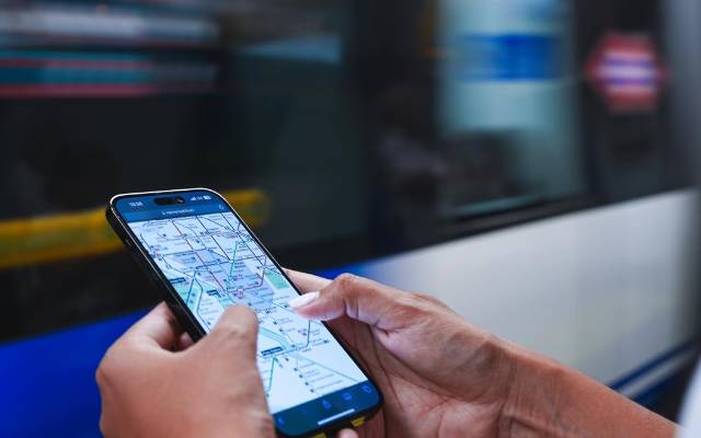 Una persona consulta el plano de Metro en su dispositivo móvil