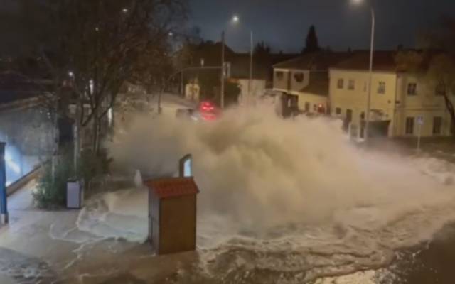 Rotura de una tubería del Canal de Isabel II en Barajas