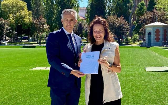 El consejero de Medio Ambiente, Agricultura e Interior de la Comunidad de Madrid, Carlos Novillo, firma el acuerdo con la alcaldesa del municipio, Lucía S. Fernández