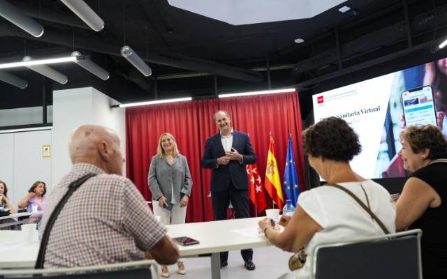 El consejero de Digitalización, Miguel López-Valverde, evalúa con un grupo de mayores de 65 años la Tarjeta Sanitaria Virtual para adaptarla a sus necesidades en el Centro de Innovación Digitaliza Madrid