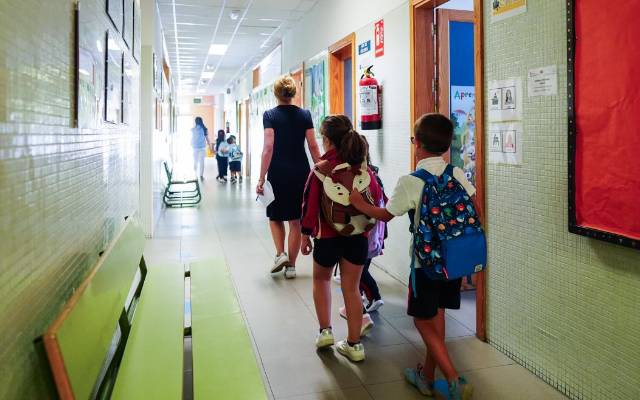 Imagen de recurso de unos niños en el pasillo de un colegio