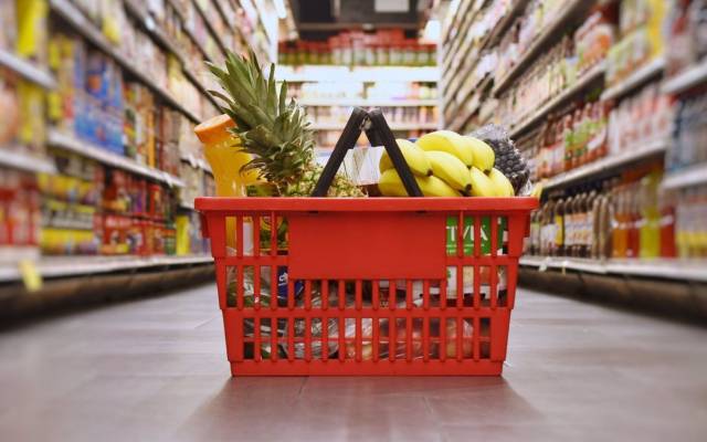 Cesta de la compra en el supermercado