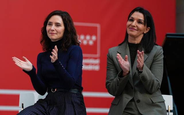 La presidenta regional, Isabel Díaz Ayuso, junto a la nueva consejera de Educación, Mercedes Zarzalejo