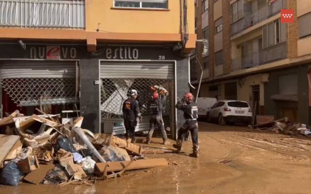 Trabajadores del ERICAM desempeñando labores de ayuda en Valencia