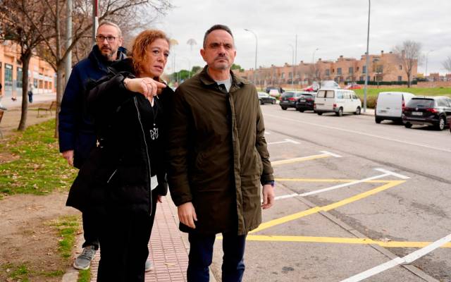 El alcalde de Móstoles, Manuel Bautista, durante la visita a la zona